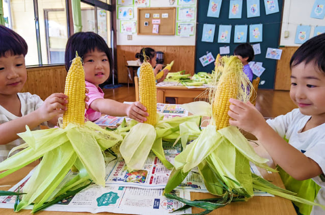 給食を食べる子供